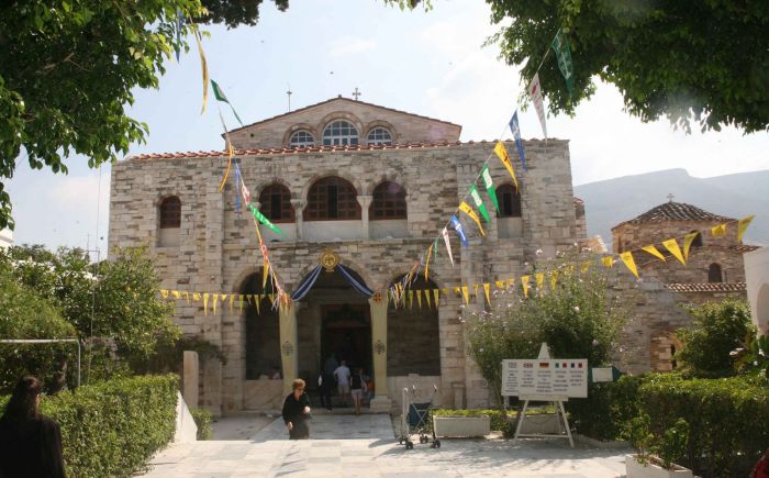 panagia-ekatontapyliani-oi-99-faneres-pyles-kai-mia-pou-paramenei-aorati-foto-2