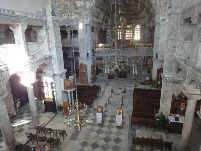 panagia-ekatontapyliani-oi-99-faneres-pyles-kai-mia-pou-paramenei-aorati-foto-2