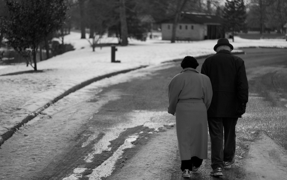 old-people-holding-hands2