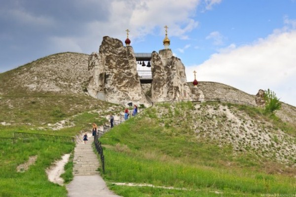10-monastiria-poy-kovoyn-tin-anasa