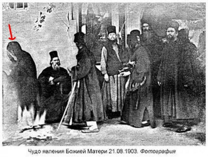 ayti-fotografia-poy-apodeiknyei-tin-emfanisi-tis-panagias-agio-oros-foto