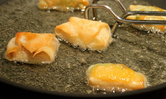 mistiko-mamas-petagetai-ladi-pano-tiganismatos-670×400