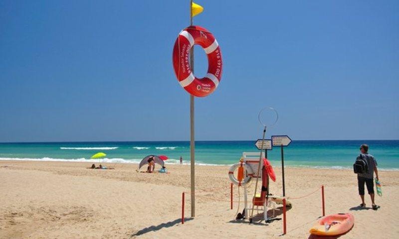 pio-omorfi-paralia-stin-ellada-oikogeneiakes-diakopes-vrisketai-stin-ellada