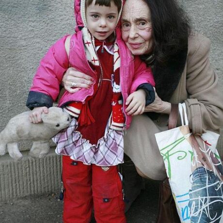 egine-mitera-sta-66-tis-kai-oloi-tin-katekrinan-simera-einai-81-chronon-kamaronei-tin-efivi-kori-tis-5