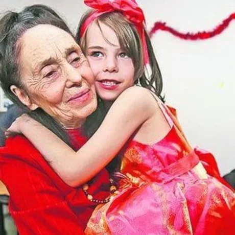 egine-mitera-sta-66-tis-kai-oloi-tin-katekrinan-simera-einai-81-chronon-kamaronei-tin-efivi-kori-tis-4