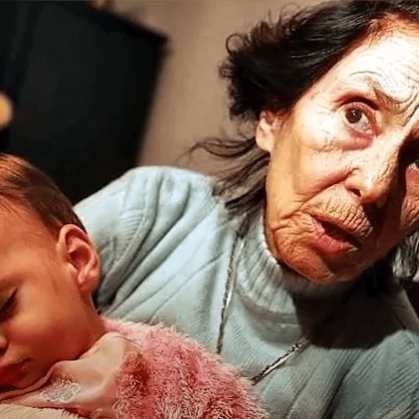 egine-mitera-sta-66-tis-kai-oloi-tin-katekrinan-simera-einai-81-chronon-kamaronei-tin-efivi-kori-tis