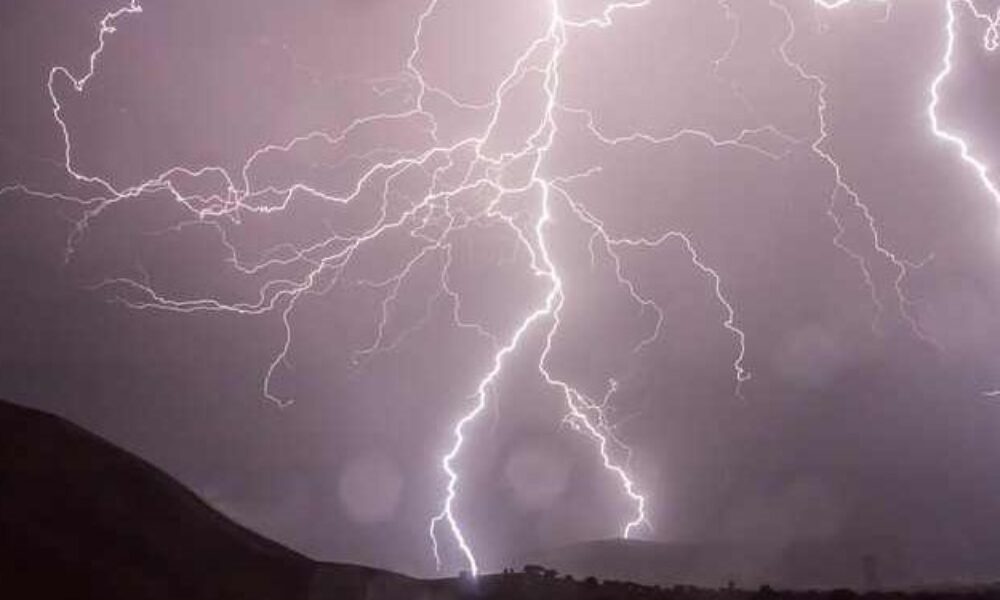 lightning-399853_640-ezgif.com-webp-to-jpg-converter-1-640×375
