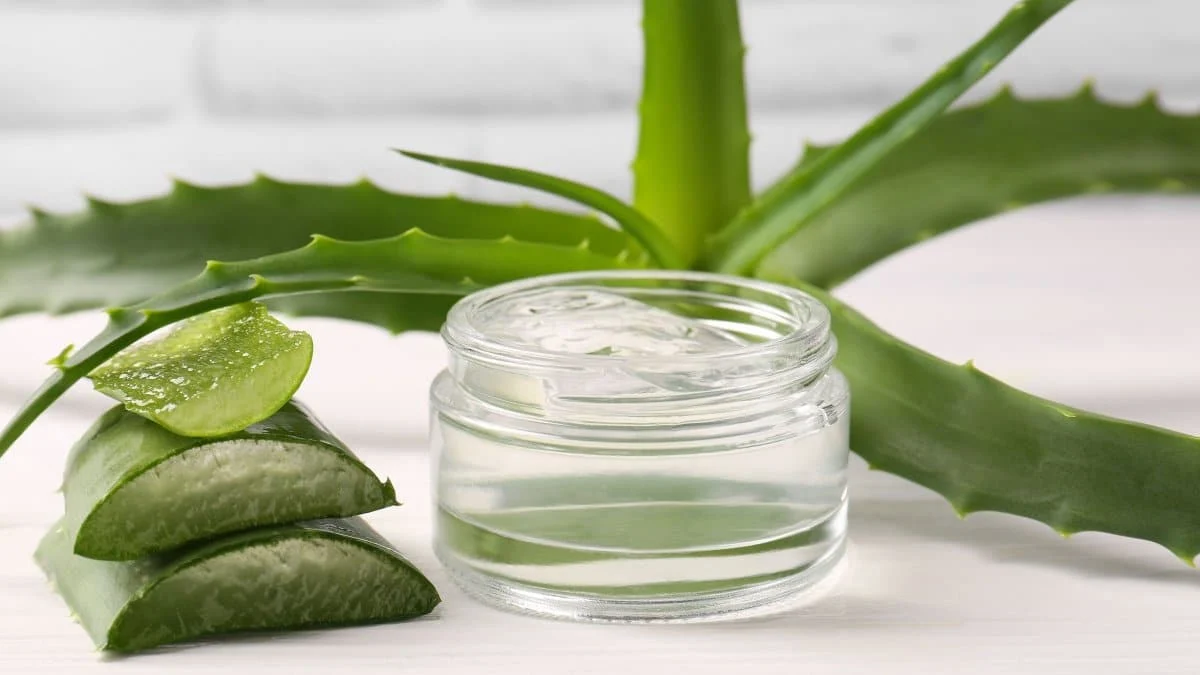 1f212320-bigstock-jar-of-cosmetic-gel-and-cut-al-478287365