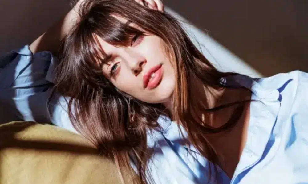 french-girl-bangs-straight-dark-hair-696×464