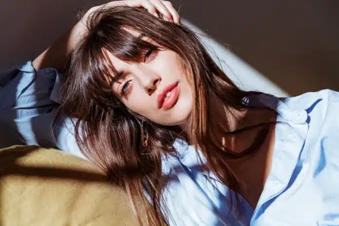 french-girl-bangs-straight-dark-hair-696×464
