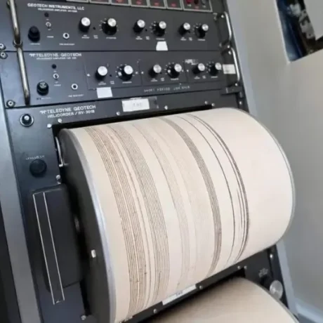 seismos-auta-einai-ta-3-rigmata-pou-boroun-na-dosoun-pano-apo-77-richter-stin-ellada_