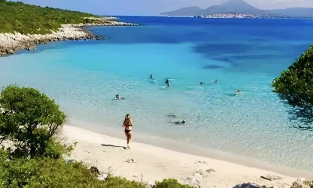 zesta-nera-choris-kyma-to-elliniko-nisi-ton-7-katoikon-echei-1-paralia-pou-den-vriskeis-oute-stin-karaiviki