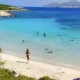 zesta-nera-choris-kyma-to-elliniko-nisi-ton-7-katoikon-echei-1-paralia-pou-den-vriskeis-oute-stin-karaiviki