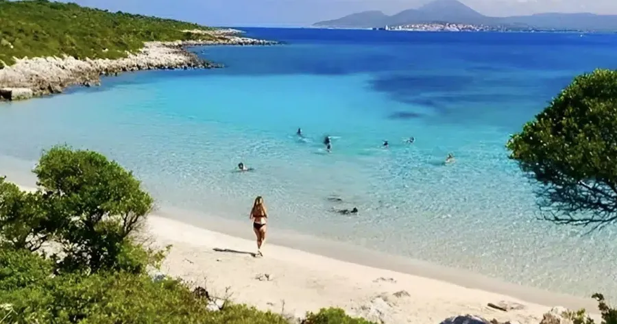 zesta-nera-choris-kyma-to-elliniko-nisi-ton-7-katoikon-echei-1-paralia-pou-den-vriskeis-oute-stin-karaiviki