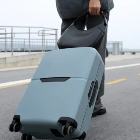 side-view-traveler-with-suitcase-scaled-1-1920×1277.jpg-900×473
