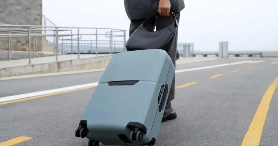side-view-traveler-with-suitcase-scaled-1-1920×1277.jpg-900×473