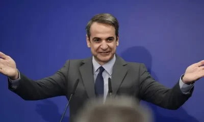 trelathike-o-mitsotakis-etoimazei-dipli-ekplixi-stous-ellines