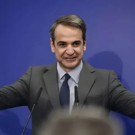 trelathike-o-mitsotakis-etoimazei-dipli-ekplixi-stous-ellines