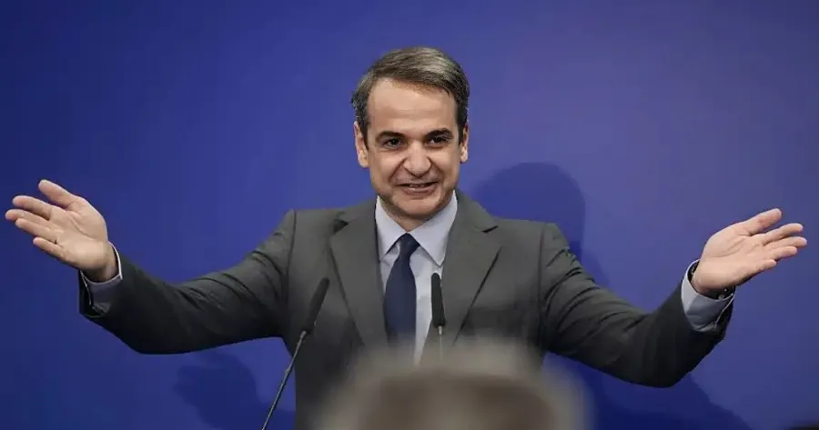 trelathike-o-mitsotakis-etoimazei-dipli-ekplixi-stous-ellines