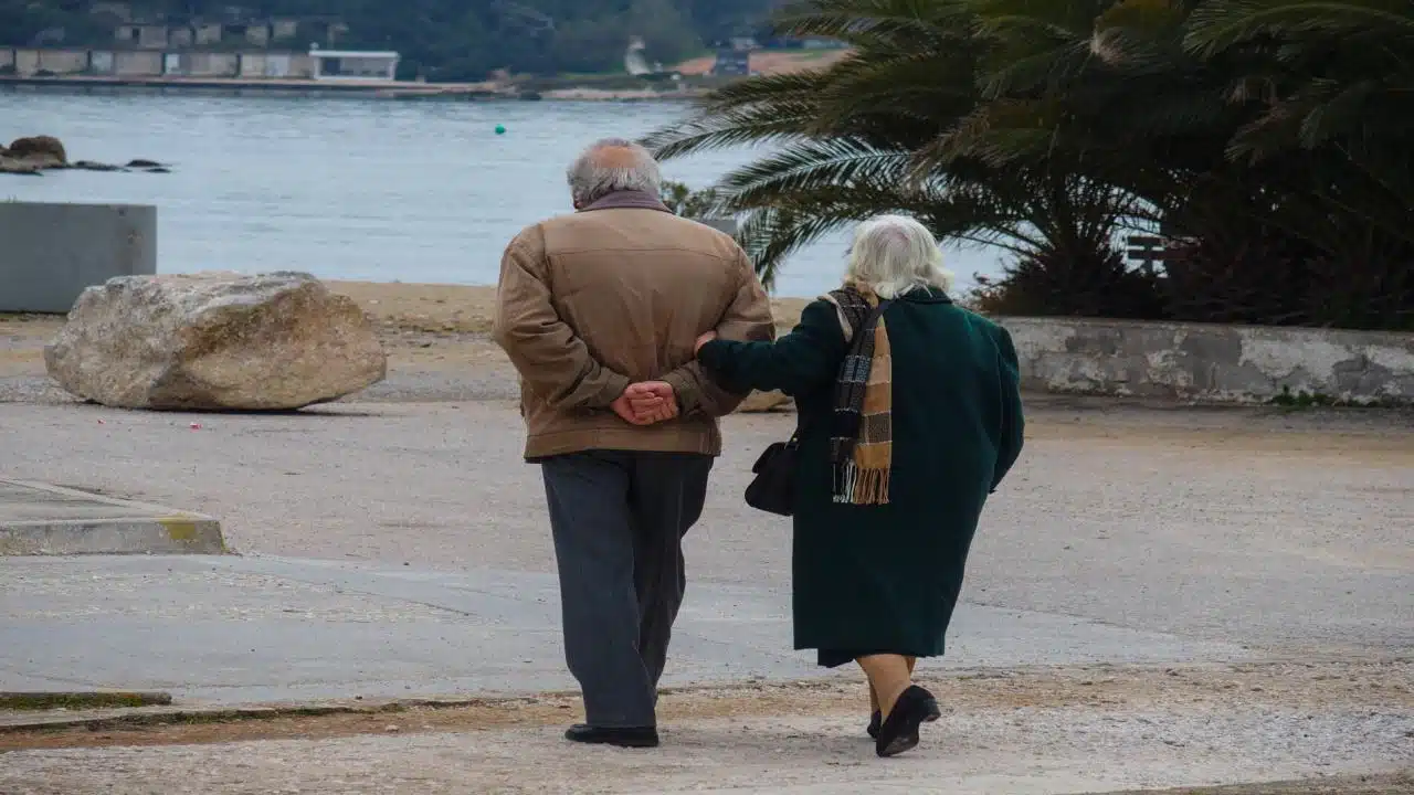 den-einai-o-geros-kai-i-gria-anoite.jpg