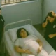 gynaika-genna-se-domatio-nosokomeiou-fylakis-i-maia-plisiazei-na-tin-exetasei-epeita-ourliazei-apo-friki