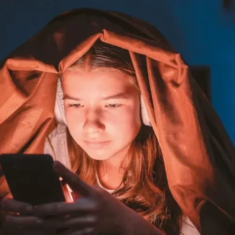 telos-ta-social-media-gia-paidia-ilikias-mechri-15-chronon-apo-oktovrio-tha-kleidonoun-aftomata-molis-prospathoun-na-boun
