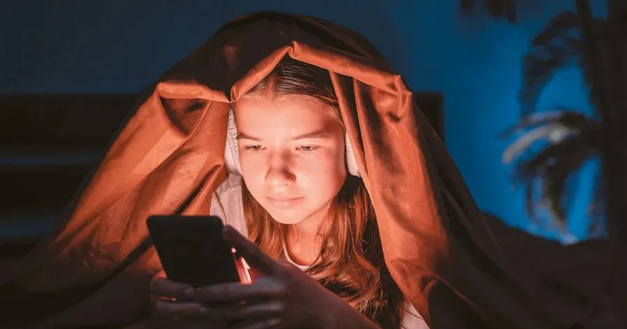 telos-ta-social-media-gia-paidia-ilikias-mechri-15-chronon-apo-oktovrio-tha-kleidonoun-aftomata-molis-prospathoun-na-boun
