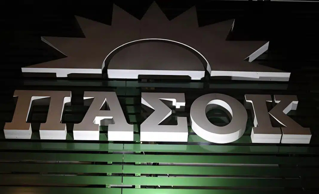 nekros-se-trochaio-istoriko-stelechos-tou-pasok (1)