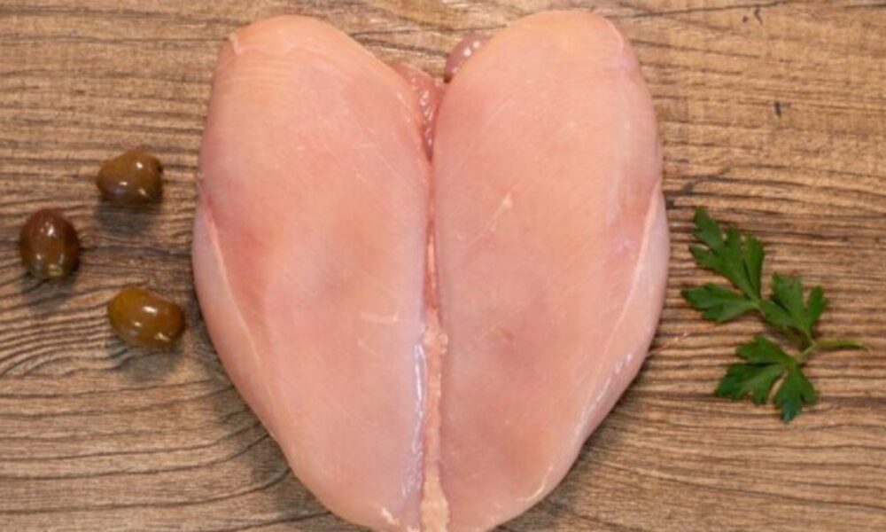 synagermos-stin-evropi-proeidopoiisi-gia-elliniko-kotopoulo-molysmeno-me-salmonela_1760343640-1200×800-1-900×473