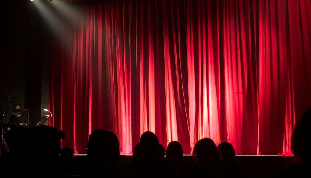 pexels-theatro-1-1050×600