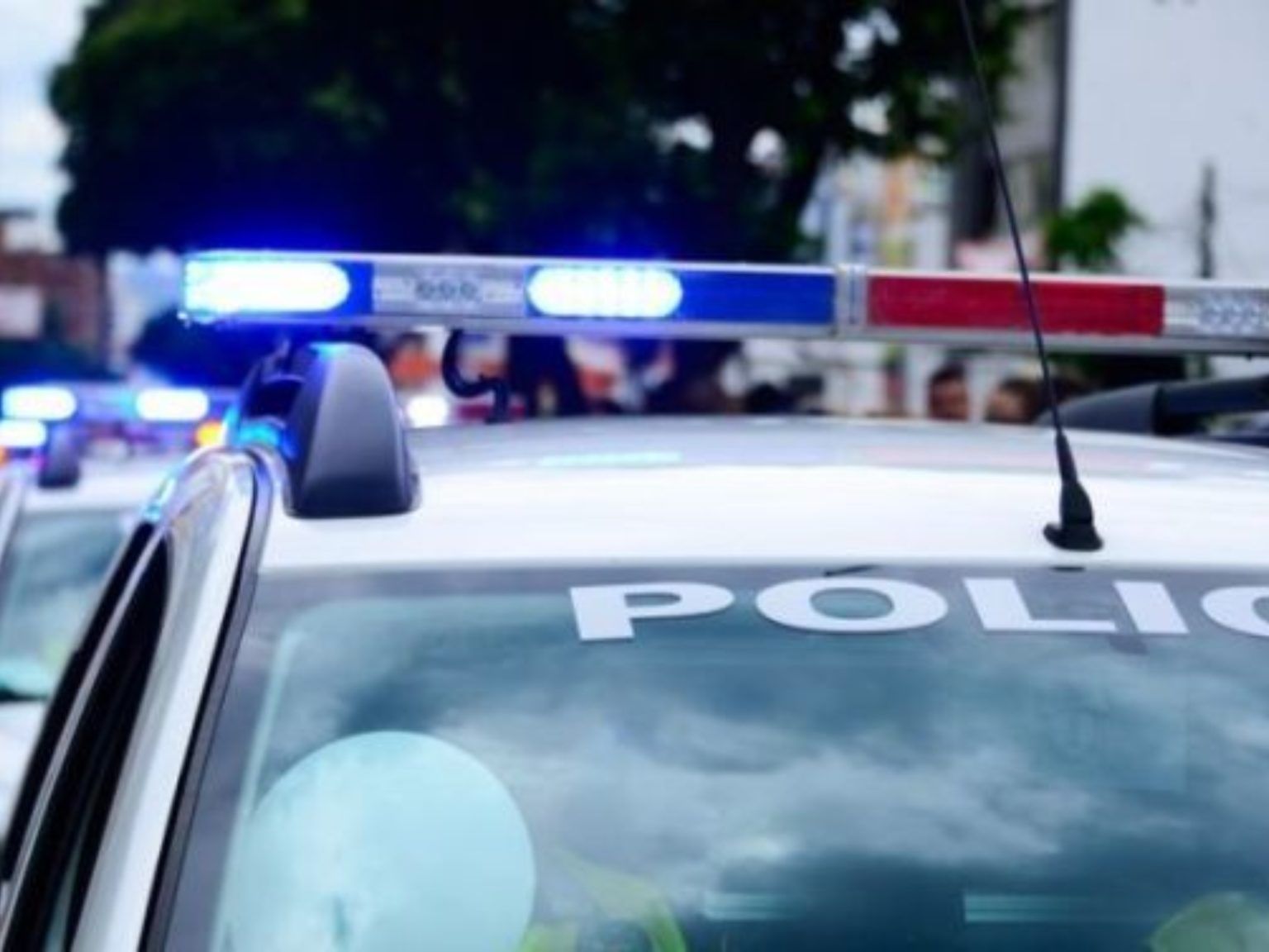 irakleio-anti-na-ginei-Viral-katelikse-me-cheiropedes-pire-to-megafono-tou-peripolikou-kai-anevase-_1746865214-1536×1152