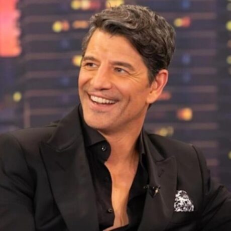 sakis-rouvas-dyskoles-ores-gia-ton-gnosto-tragoudisti-fotografia-mesa-apo-to-nosokomeio_1761294907-1200×800