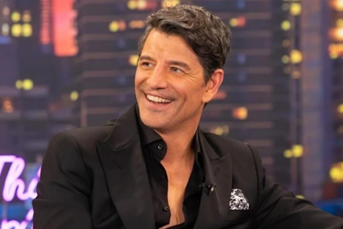 sakis-rouvas-dyskoles-ores-gia-ton-gnosto-tragoudisti-fotografia-mesa-apo-to-nosokomeio_1761294907-1200×800
