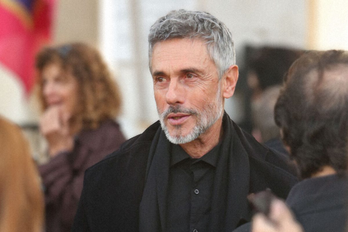 stavros-zalmas-den-me-plisiaze-anthropos-otan-emathan-gia-to-AIDS_1761312349-1200×800-1