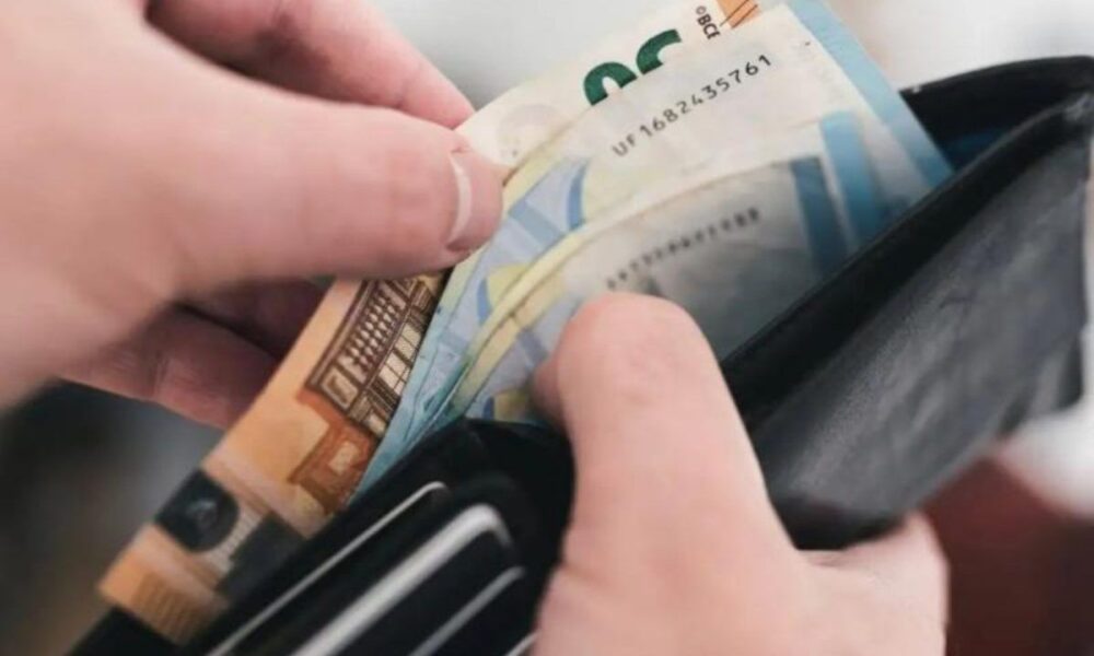 neo-voucher-diakopon-poioi-tha-paroun-150-evro-kai-pos-tha-kanete-tin-aitisi_1760943753-1200×800