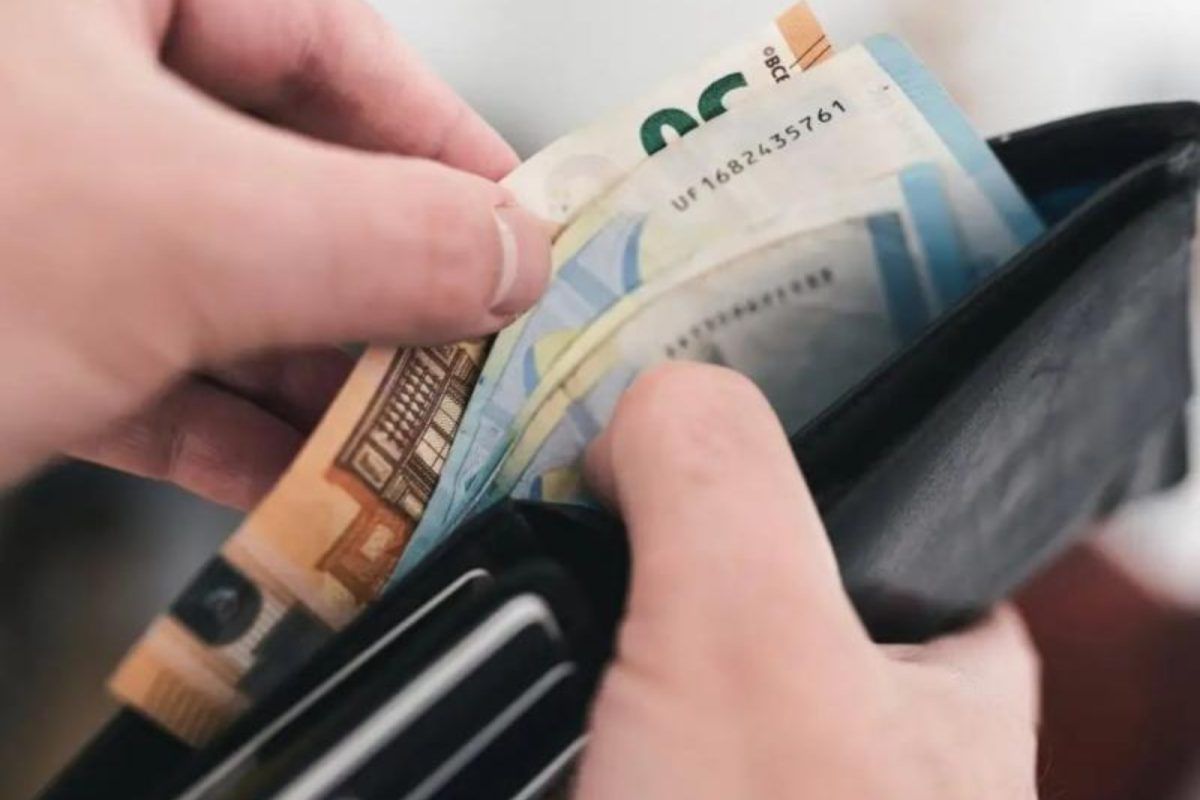 neo-voucher-diakopon-poioi-tha-paroun-150-evro-kai-pos-tha-kanete-tin-aitisi_1760943753-1200×800