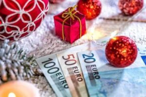 neo-epidoma-christougennon-400-evro-poioi-einai-oi-1-300×200