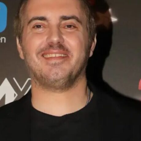 ektaktos-sto-cheirourgeio-michalis-chaztigiannis-to-provlima-ygeias-pou-ton-talaiporei_1764226681-1200×800-1-900×473