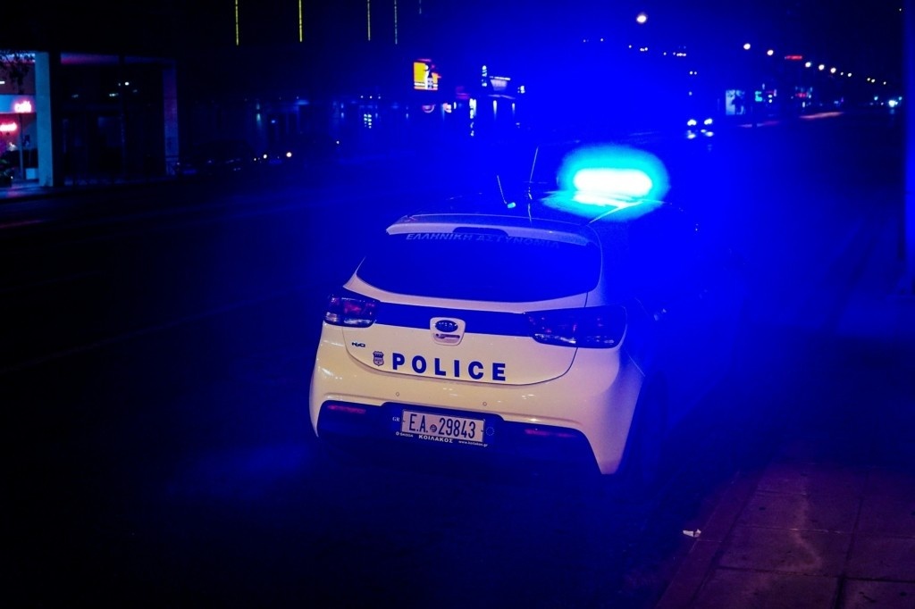 cheiropedes-ston-gio-gnostou-politikou-sto-kentro-tis