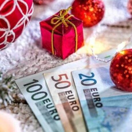 neo-epidoma-christougennon-400-evro-poioi-einai-oi