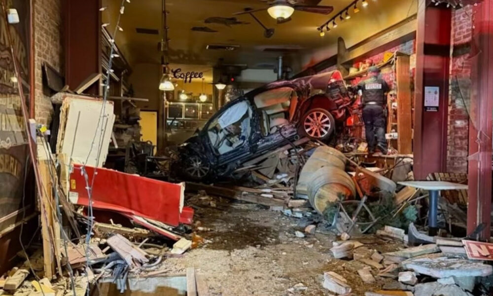 andras-epese-me-amaxi-se-kafeteria