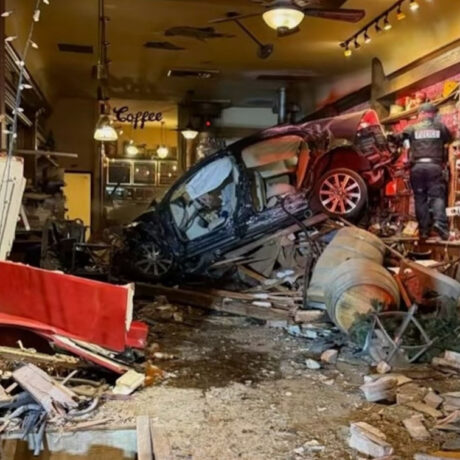 andras-epese-me-amaxi-se-kafeteria