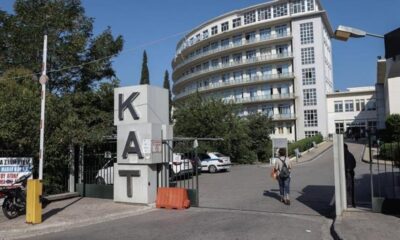 panikos-katerrefse-tmima-balkoniou-kai-plakose-mitera (1)