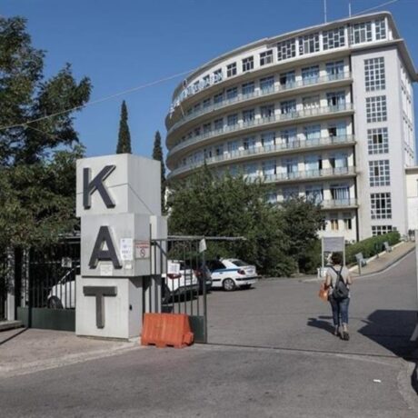 panikos-katerrefse-tmima-balkoniou-kai-plakose-mitera (1)