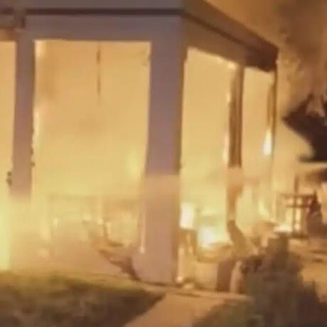 lakonia-ekrixi-kai-fotia-se-kafeteria-gemati-kosmo