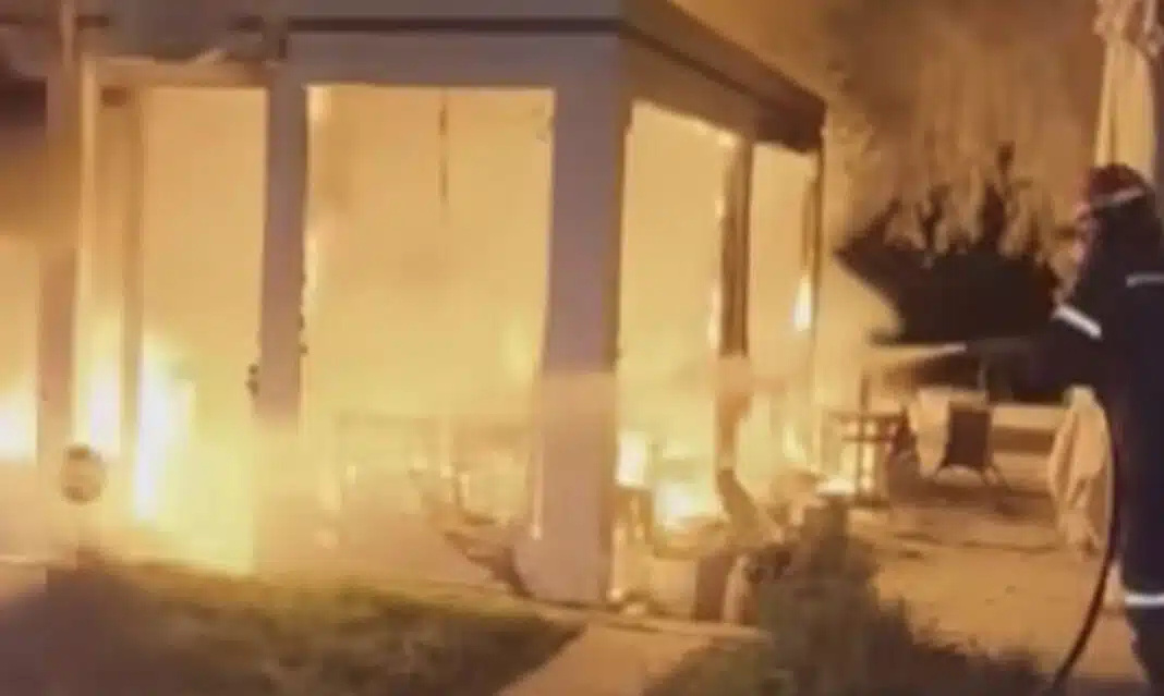 lakonia-ekrixi-kai-fotia-se-kafeteria-gemati-kosmo