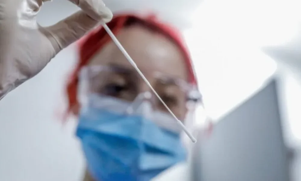 efialtiki-provlepsi-apo-to-institouto-paster-i-gripi-ton-ptinon-borei-na-prokalesei-pandimia-cheiroteri-tou-koronoiou