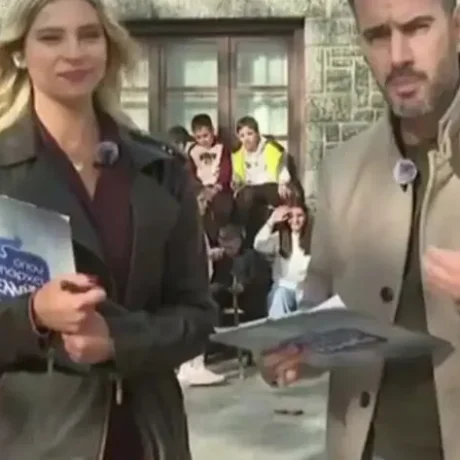 etrechan-na-kryftoun-sto-opou-yparchei-ellada-xechasan-anoichta-ta-mikrofona-ki-o-tsimitselis-eipe-ola-osa-den-eprepe