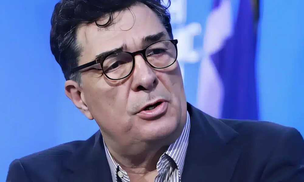 allazoun-ola-ta-dedomena-vomva-sto-politiko-skiniko