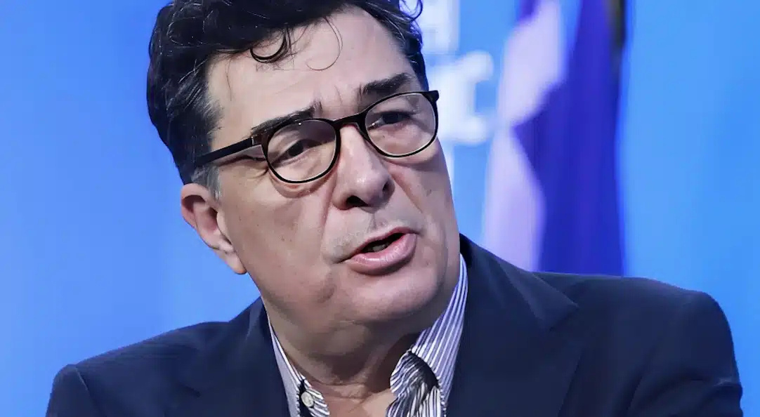 allazoun-ola-ta-dedomena-vomva-sto-politiko-skiniko